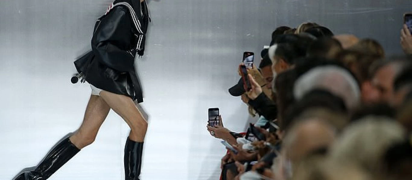 Έγινε viral - Το πιο περίεργο περπάτημα μοντέλου στο Παρίσι που μέχρι και η Αννα Γουίντουρ γέλασε (φώτο-βίντεο)